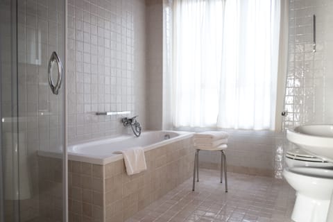 Junior Suite | Bathroom | Free toiletries, hair dryer, bidet, towels