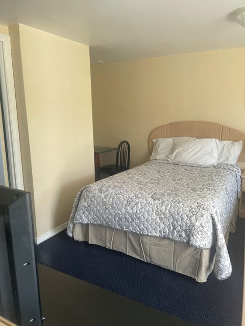 Double Room, 2 Double Beds | Free WiFi, bed sheets