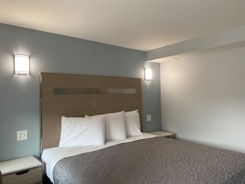 Room, 1 King Bed | Free WiFi, bed sheets