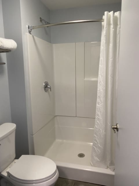 Combined shower/tub, free toiletries, towels