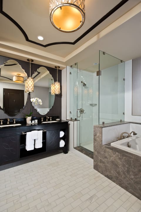 Suite (Harriman) | Bathroom | Combined shower/tub, designer toiletries, hair dryer, towels