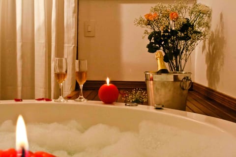 Romantic Suite | Jetted tub