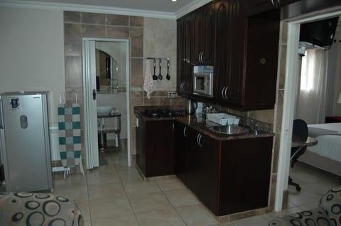 1 bedroom luxury Garden Unit | Private kitchen | Fridge, microwave, stovetop, coffee/tea maker