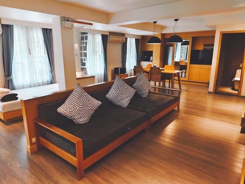 Penthouse | Living area | 32-inch LCD TV with cable channels, TV