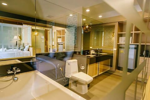 Grand Deluxe Room | Bathroom | Free toiletries, hair dryer, bathrobes, slippers