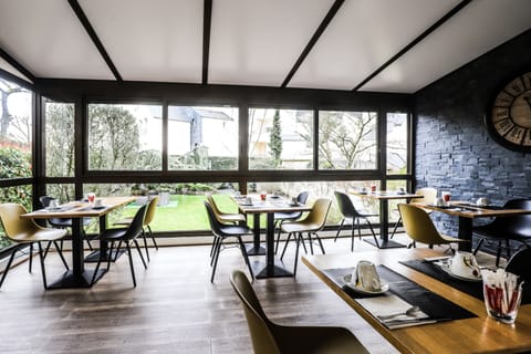 Daily buffet breakfast (EUR 11 per person)