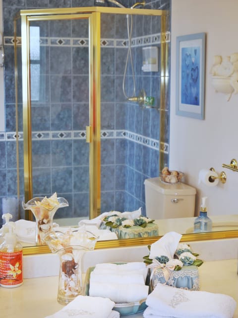 Suite, 1 King Bed, Jetted Tub, Sea View | Bathroom | Shower, free toiletries, hair dryer, bathrobes