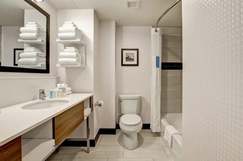 Room, Accessible, Bathtub | Bathroom | Free toiletries, hair dryer, towels, soap