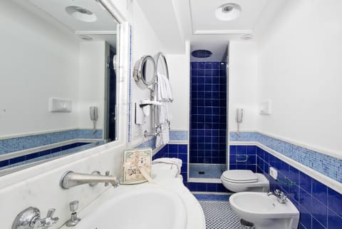 Deluxe Double or Twin Room, Jetted Tub, Sea View | Bathroom | Shower, free toiletries, hair dryer, bathrobes