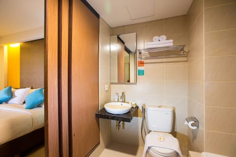 Suite | Bathroom | Shower, free toiletries, hair dryer, slippers