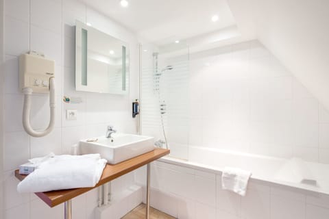 Comfort Double Room | Bathroom | Free toiletries, hair dryer, towels