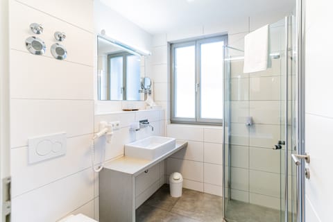 Comfort Double or Twin Room | Bathroom | Free toiletries, hair dryer, towels