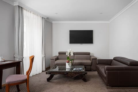 Family Room | Minibar, in-room safe, desk, blackout drapes