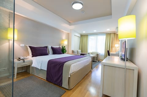 Premier Room, 1 King Bed | Premium bedding, minibar, desk, blackout drapes