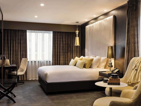 Executive Room, 1 King Bed (Club Access) | Premium bedding, minibar, in-room safe, desk