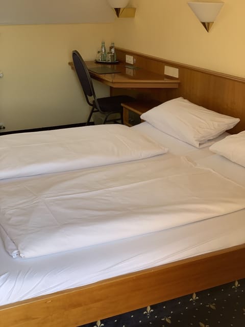 Double Room | Desk, iron/ironing board, free WiFi, bed sheets
