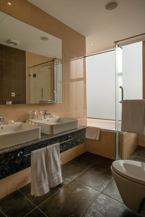 Combined shower/tub, deep soaking tub, free toiletries, hair dryer