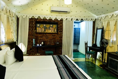 Luxury Cottage | In-room safe, desk, blackout drapes, soundproofing
