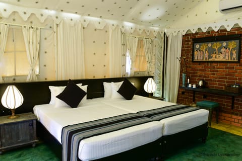 Luxury Cottage | In-room safe, desk, blackout drapes, soundproofing