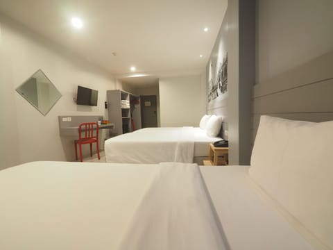 Triple Room | In-room safe, desk, free WiFi, bed sheets