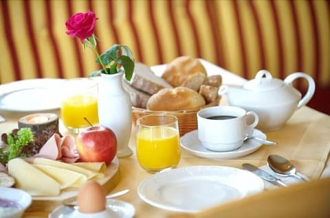 Daily continental breakfast (EUR 7 per person)