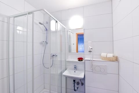 Single Room | Bathroom | Shower, free toiletries, hair dryer, towels