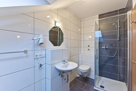 Triple Room | Bathroom | Shower, free toiletries, hair dryer, towels