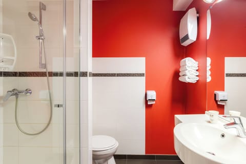 Shower, free toiletries, towels