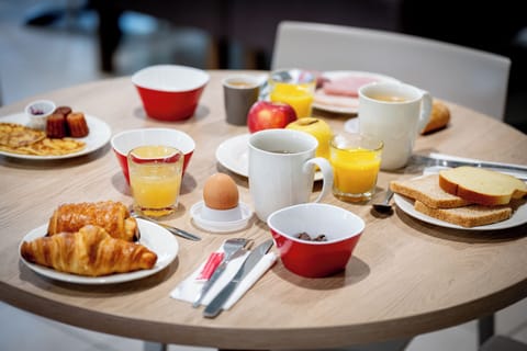 Daily cooked-to-order breakfast (EUR 9.90 per person)