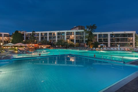 Outdoor pool, pool umbrellas, sun loungers