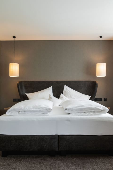 Superior Double Room | Bathroom | Shower, free toiletries, hair dryer, bathrobes