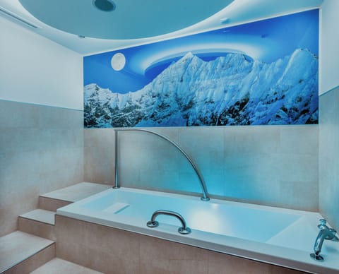 Steam room, body treatments, massage/treatment rooms