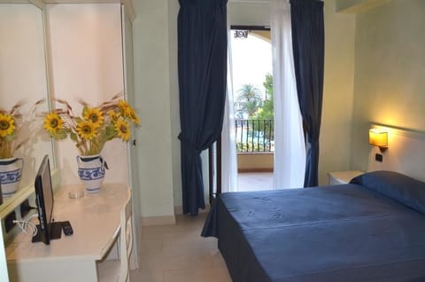 Deluxe Double or Twin Room, Sea View | In-room safe, desk, free WiFi