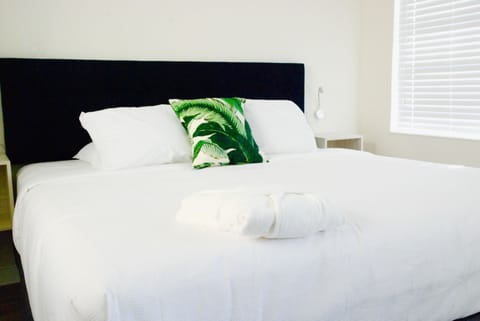 Basic Room, 1 King Bed, Poolside | Premium bedding, in-room safe, desk, iron/ironing board