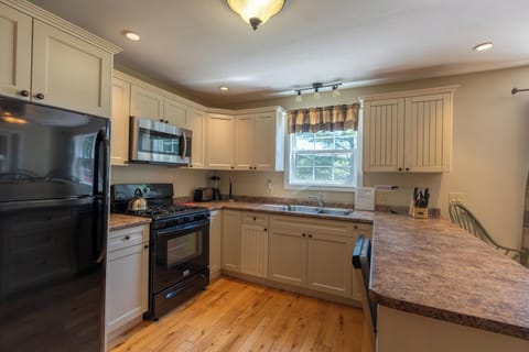 Luxury Cottage, 3 Bedrooms (Muskokan) | Private kitchen | Full-size fridge, microwave, oven, stovetop