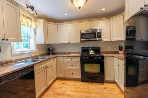 Luxury Cottage, 2 Bedrooms (Algonquin) | Private kitchen | Full-size fridge, microwave, oven, stovetop