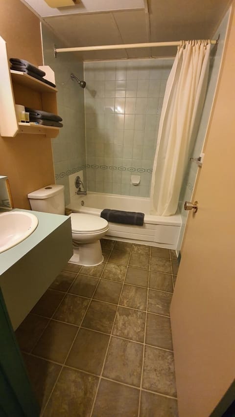 Combined shower/tub, slippers, towels