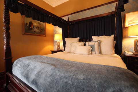 Premium King Suite | Premium bedding, minibar, blackout drapes, soundproofing