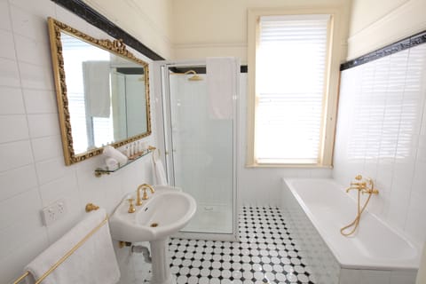 Deluxe Suite, 1 Queen Bed, Ocean View | Bathroom | Free toiletries, towels