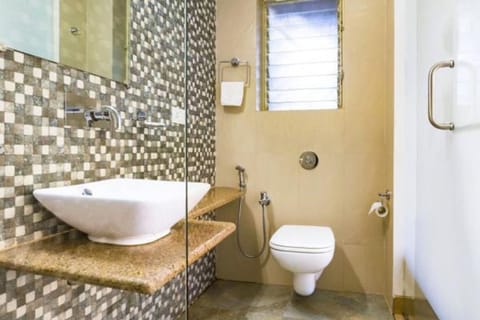 Deluxe Suite, 2 Bedrooms, Non Smoking | Bathroom | Shower, free toiletries, towels