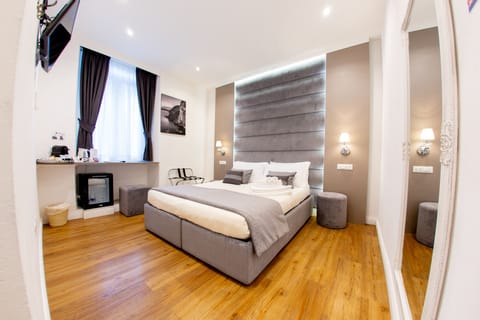 Standard Room (Via Roma 37) | Down comforters, minibar, in-room safe, desk