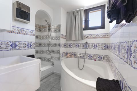 Comfort Triple Room, Sea View | Bathroom | Shower, free toiletries, towels