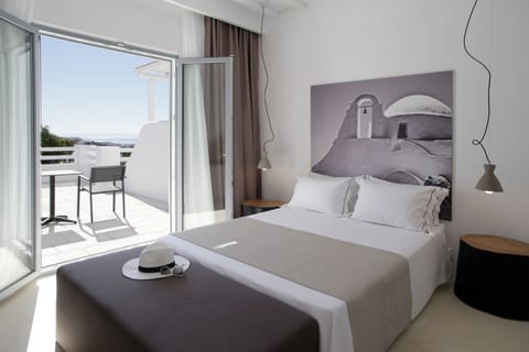 Deluxe Suite, Sea View | Premium bedding, in-room safe, blackout drapes, soundproofing