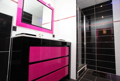 Junior Suite | Bathroom | Shower, free toiletries, hair dryer, towels