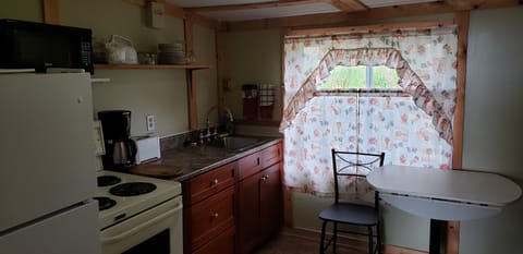 Cabin, 2 Bedrooms, Kitchen (Cabin 9,10) | Blackout drapes, free WiFi, bed sheets