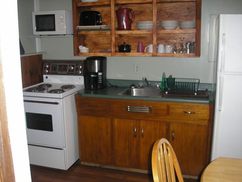 Cabin, 2 Bedrooms, Kitchen (Cabin 9,10) | Private kitchen | Coffee/tea maker