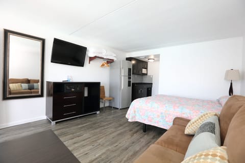 Deluxe Studio, Kitchenette, Pool View | Iron/ironing board, bed sheets