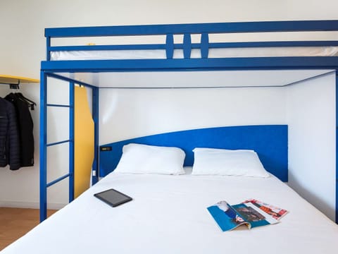 Triple Room, Multiple Beds | Desk, soundproofing, free WiFi, bed sheets