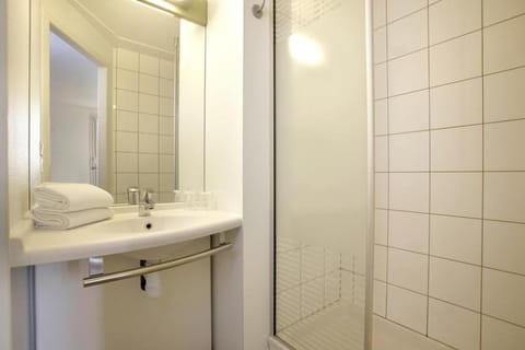 Triple Room, Multiple Beds | Bathroom | Shower, eco-friendly toiletries, towels