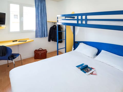 Triple Room, Multiple Beds | Desk, soundproofing, free WiFi, bed sheets